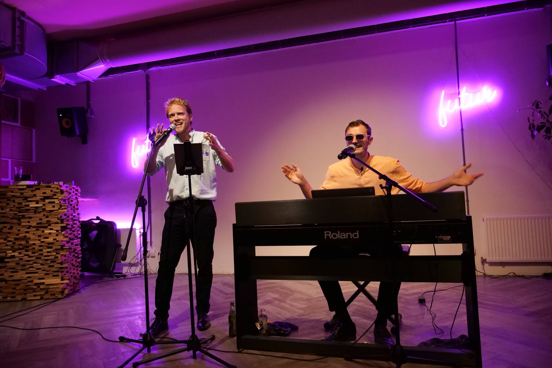 The Kort Maar Prachtig duo performing on stage